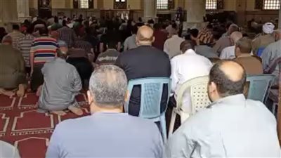 بدء صلاة الجنازة على أحد طلاب ضحايا حادث كفر الشيخ بمسقط رأسه بالدقهلية