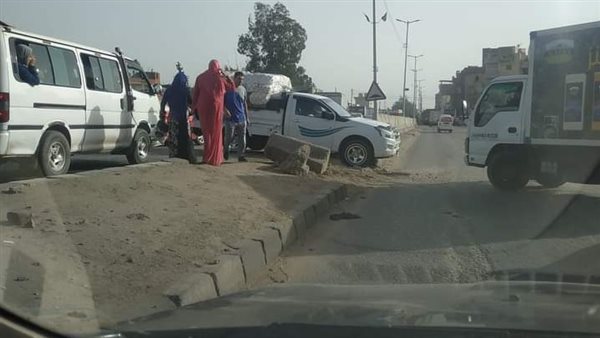 سيارة تدهس شخصين