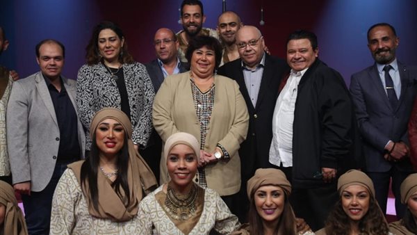 وزيرة الثقافة مع