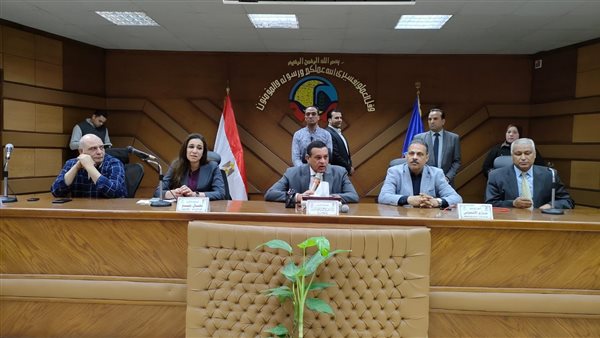 توزيع شيكات على الفتيات