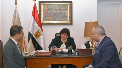 وزيرة الثقافة تجتمع بـ تامر عبد المنعم وهشام عطوة لوضع اللمسات النهائية لإطلاق مشروع سينما الشعب 