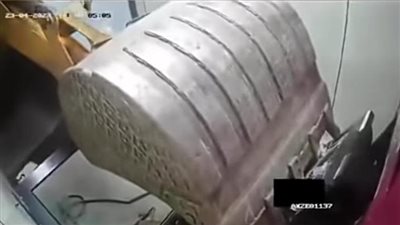 لصوص يستخدمون جرارا لسرقة ماكينة صرف آلي | فيديو