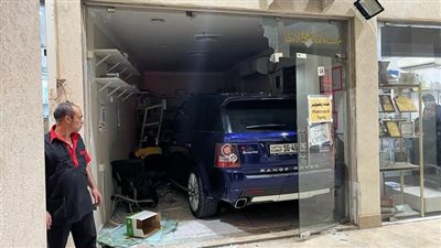 مصري يتسبب في تدمير محل تصوير وإصابة شخصين بالكويت