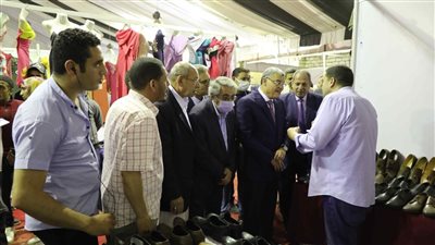 تخفيضات كبيرة.. معرض العيد فرحتنا يشهد إقبالا من المواطنين لشراء الملابس بالمنيا | بث مباشر 