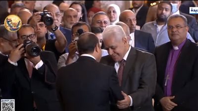 السيسي يرحب بحمدين صباحي وشخصيات معارضة: سعداء بوجودكم معانا