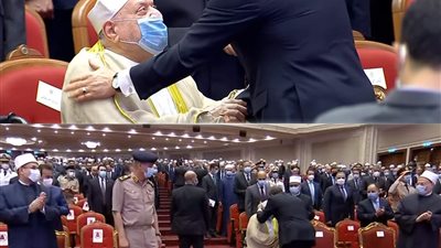 بعد وصوله احتفالية ليلة القدر.. السيسي يُقبل رأس أحمد عمر هاشم