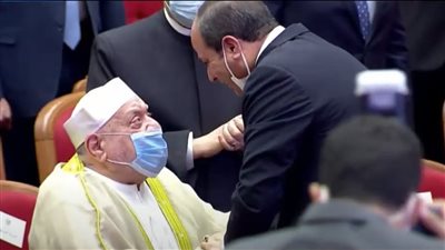 الرئيس السيسي يُقبل رأس الدكتور أحمد عمر هاشم فور وصوله إلى مقر الاحتفال بليلة القدر | بث مباشر 