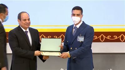 الرئيس السيسي يُكرم عددًا من حفظة القرآن الكريم باحتفالية ليلة القدر | بث مباشر 