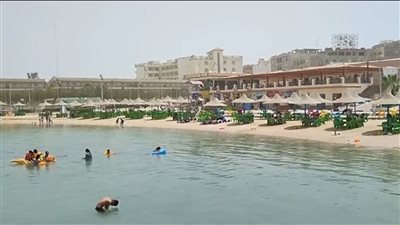 هربًا من ارتفاع درجات الحرارة.. مواطنون يتوافدون على الشواطئ العامة بالغردقة |بث مباشر 