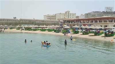 توافد المواطنين على شواطئ الغردقة للهروب من ارتفاع درجات الحرارة