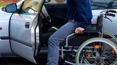 الجمارك توافق على طلب السماح لأقارب الدرجة الثانية بقيادة سيارة المعاق