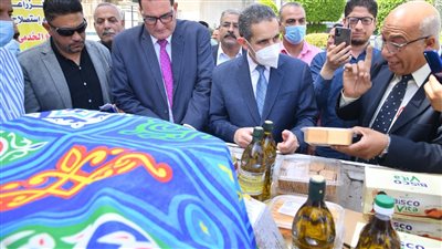 محافظ الغربية يتفقد منافذ من خير مزارعنا لأهلينا لمواجهة جشع التجار | صور