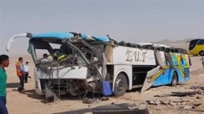 مصرع شخصين وإصابة 44 آخرين في انقلاب أتوبيس بجنوب سيناء | بث مباشر 