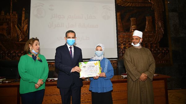 محافظ الغربية يكرم