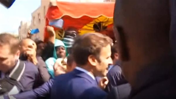 رشق ماكرون بالطماطم