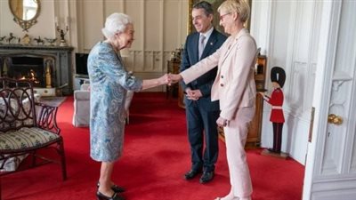 بعد احتفالها بعيد ميلادها الـ96.. الملكة إليزابيث تعود إلى العمل بلا عُكَّاز