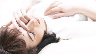 اختنقت حتى الموت.. امرأة تموت بسبب مضغ اللبان وقت النوم