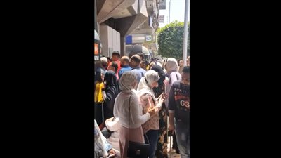 تكدس للمواطنين أمام أحد فروع بنك القاهرة.. ومتابعون: لو صرفوا ملايين الإعلانات على الخدمة كانت بقت أحسن | فيديو