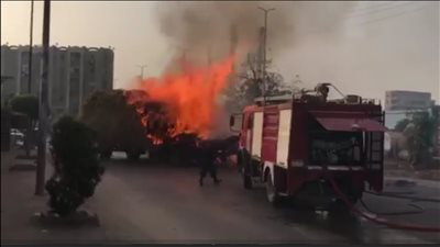 اشتعال النيران في سيارة نقل محملة بالكتان بكفر الزيات