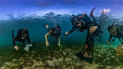 بحث جديد| اكتشاف بكتيريا جديدة تلتصق بالبلاستيك في أعماق البحار تنتقل حول المحيط