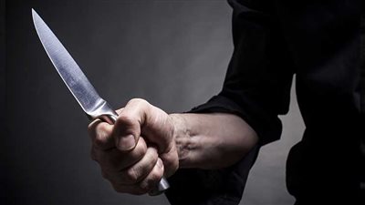 عاطل يطعن صديقه بالسكين أثناء سيرهما معًا بسوهاج ويصيبه بنزيف في الصدر | بث مباشر