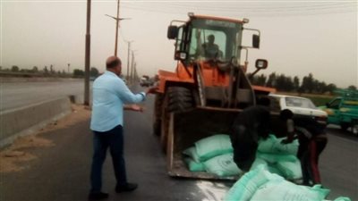 عودة الحركة للطريق الزراعي بعد حادث انقلاب سيارة محملة بـ 20 طن دقيق 