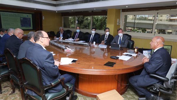 وزير النقل مع وفد