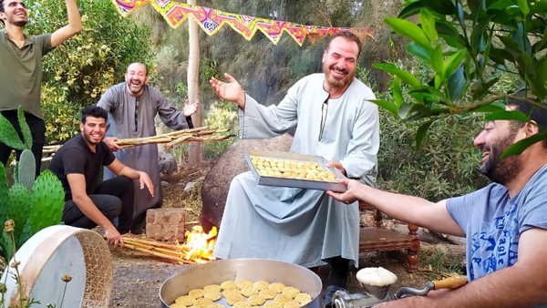 رجال يخبزون الكعك