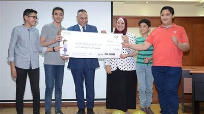 رئيس أكاديمية البحث العلمي يسلم جوائز الملكية الفكرية للفرق الفائزة في مسابقة الخبير الصغير