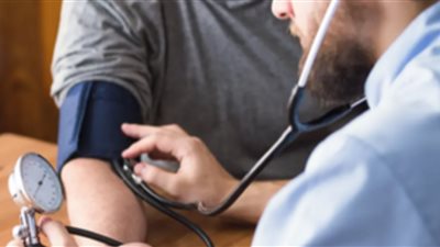 خبراء: البقع الحمراء بالعين قد تكون علامة على ارتفاع ضغط الدم