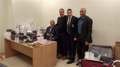 ضبط راكب حاول تهريب 30 تليفون محمول و550 عبوة شيش إلكترونية وآخر بحوزته زيت الماريجوانا