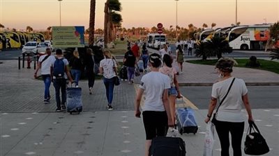 مطارا الغردقة ومرسى علم يستقبلان 14 ألف سائح على متن 92 رحلة