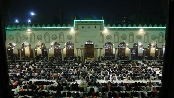 المئات يؤدون صلاة