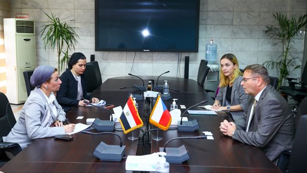 وزيرة البيئة تلتقي