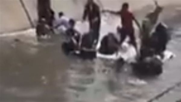 غرق ميكروباص داخل