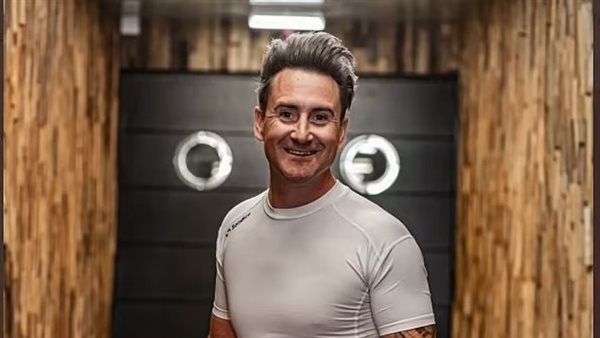 رجل يتسلق ناطحة سحاب