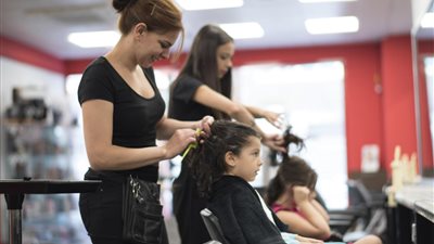 الصبغة بـ 650 جنيهًا والبروتين بـ 5 آلاف.. زيادة أسعار الكوافير 30% وإقبال كبير من السيدات 