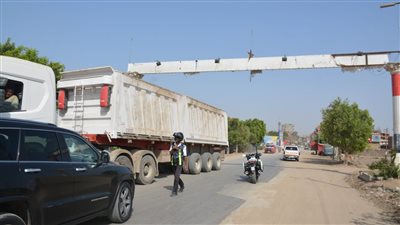 ضبط سيارتي نقل دون لوحات معدنية تابعتين لمجلس مدينة طوخ وإحالة سائقيها للتحقيق