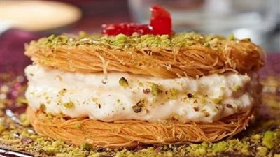 كنافة بالفواكة والكريمة البيضاء.. حلويات أول أيام عيد الفطر المبارك