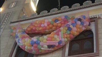 البالونات تُزين واجهات مسجد المرسي فى مدينة بيلا بكفر الشيخ استعدادًا لصلاة عيد الفطر