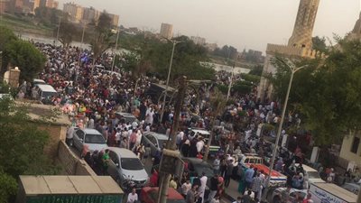 ازدحام شديد بكورنيش بنها عقب صلاة عيد الفطر المبارك|صور