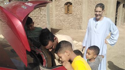 سائح سويسري يوزع ألعاب عيد الفطر على أطفال الأقصر |صور