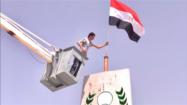 الأعلام تزين مدخل