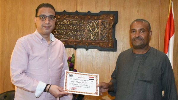محافظ الفيوم يكرم