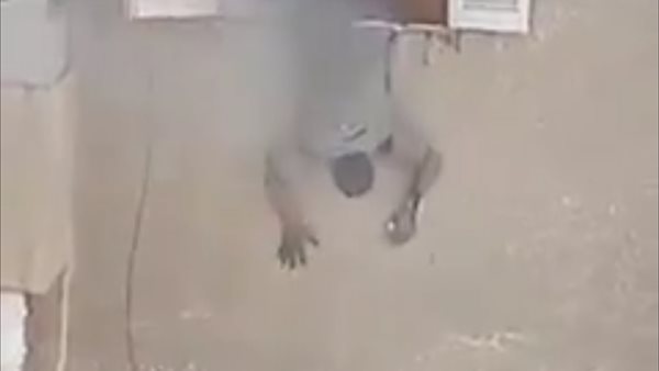 مختل عقليا يقفز من