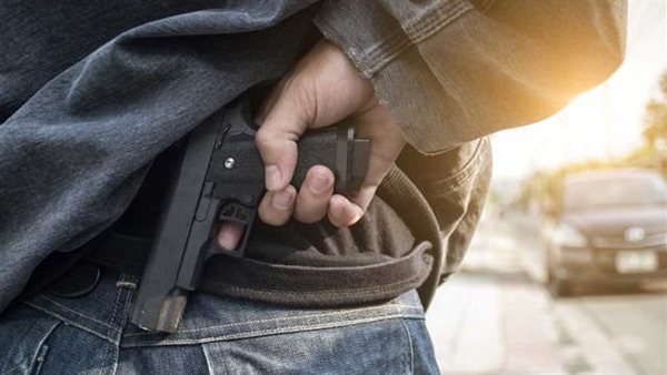 معلم بحوزته سلاح