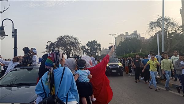 المئات من أهالى بنها