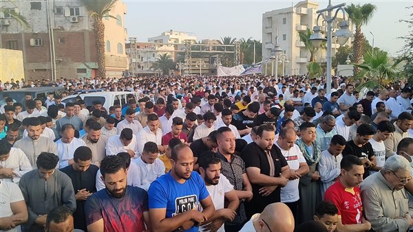 الآلاف يؤدون صلاة