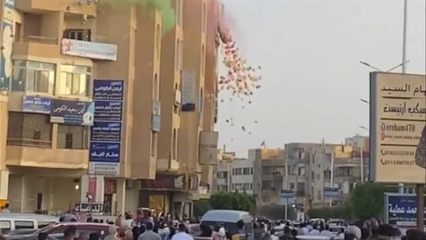 توزيع بالونات على