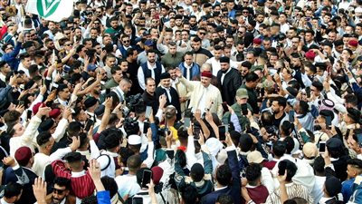 حفتر يرد على شائعات مرضه بظهور لافت في عيد الفطر ببنغازي | صور